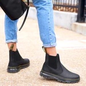 Dr Martens LIKE New 😎Chelsea Embury boots 🥾